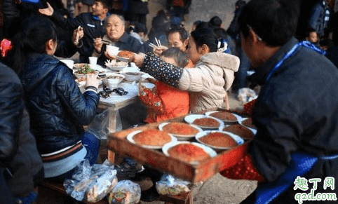 農(nóng)村吃大席是陋習還是習俗 陋習和習俗有什么區(qū)別2