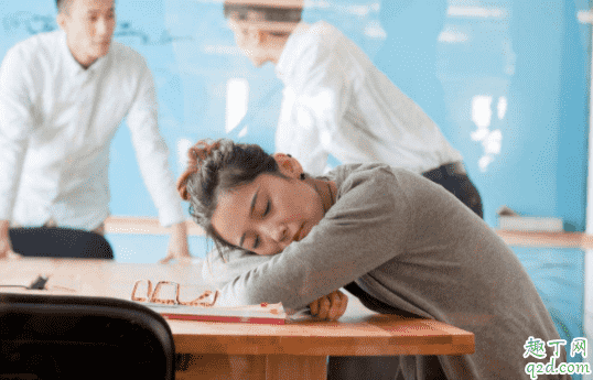 趴桌子睡覺醒來發(fā)現(xiàn)看不清了為什么 趴著睡覺脖子疼怎么辦1