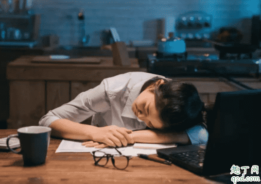 趴桌子睡覺醒來發(fā)現(xiàn)看不清了為什么 趴著睡覺脖子疼怎么辦3