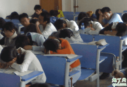 趴桌子睡覺醒來發(fā)現(xiàn)看不清了為什么 趴著睡覺脖子疼怎么辦4