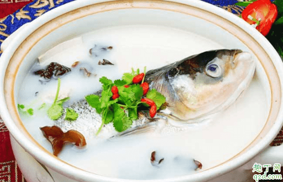 做魚(yú)湯煎完魚(yú)放熱水嗎 煎好的魚(yú)用什么水燉湯1