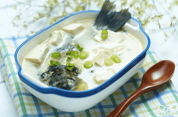 做魚(yú)湯煎完魚(yú)放熱水嗎 煎好的魚(yú)用什么水燉湯2