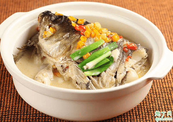 做魚(yú)湯煎完魚(yú)放熱水嗎 煎好的魚(yú)用什么水燉湯3