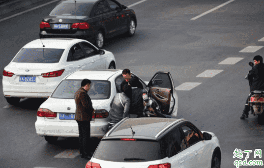 車漆剮蹭可以走保險嗎 汽車發生小事故要不要報保險1