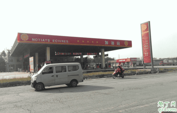 汽車加油可以加不同加油站的油嗎 不同油號可以混加嗎4