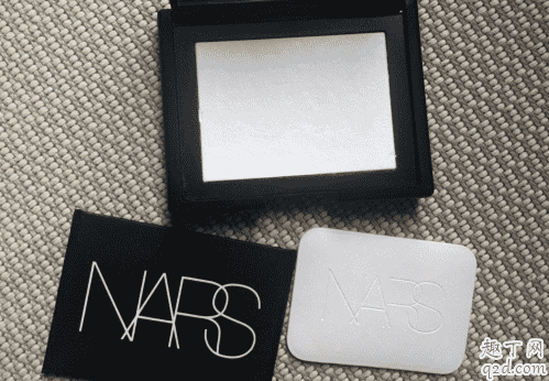 花西子散粉和nars散粉哪個(gè)好 花西子和nars散粉使用對比6