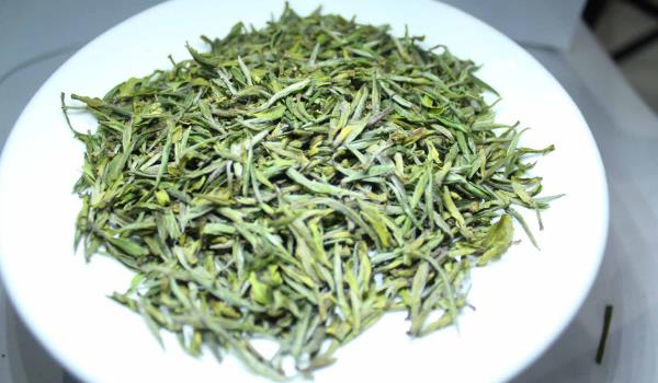 黃山毛峰茶怎么辨別真假(條索細扁，翠綠中略泛微黃)