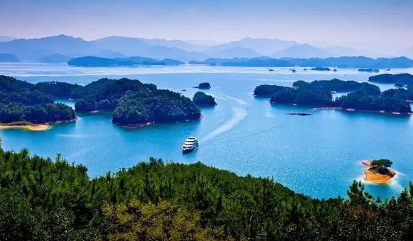 千島湖哪些地方好玩(位于千島湖中心湖區西端的梅峰島)