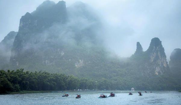 漓江的景色之奇是指什么(如詩(shī)如畫、奇峰夾岸，碧水縈回)
