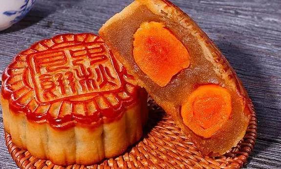 蛋黃月餅里的蛋黃是真的嗎？蛋黃月餅吃多了好嗎