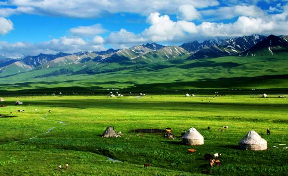 伊犁的旅游景點(diǎn)都有些什么地方？伊犁旅游最好的季節(jié)